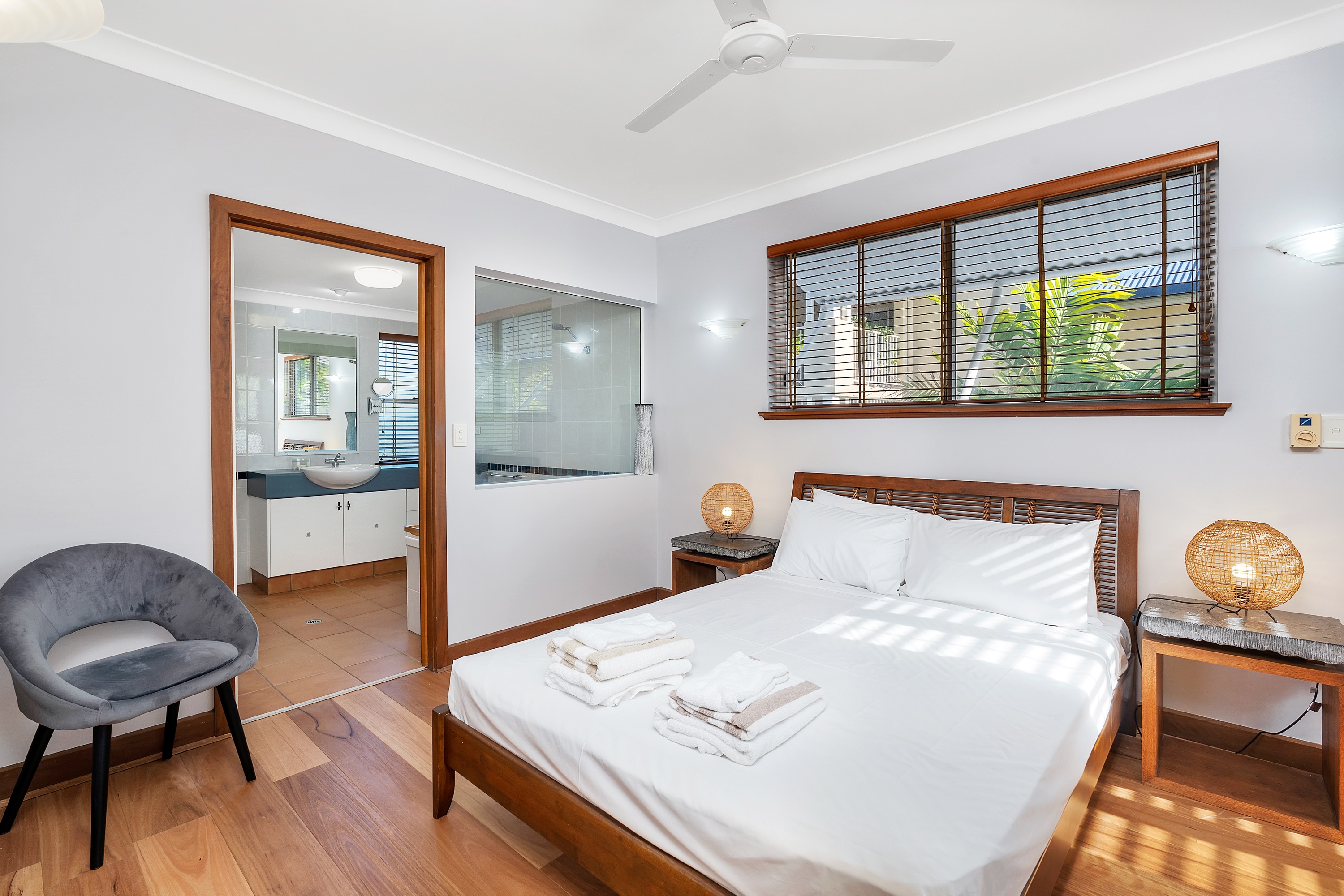 Ribbons Beachfront 2 Bedroom Apartment 4