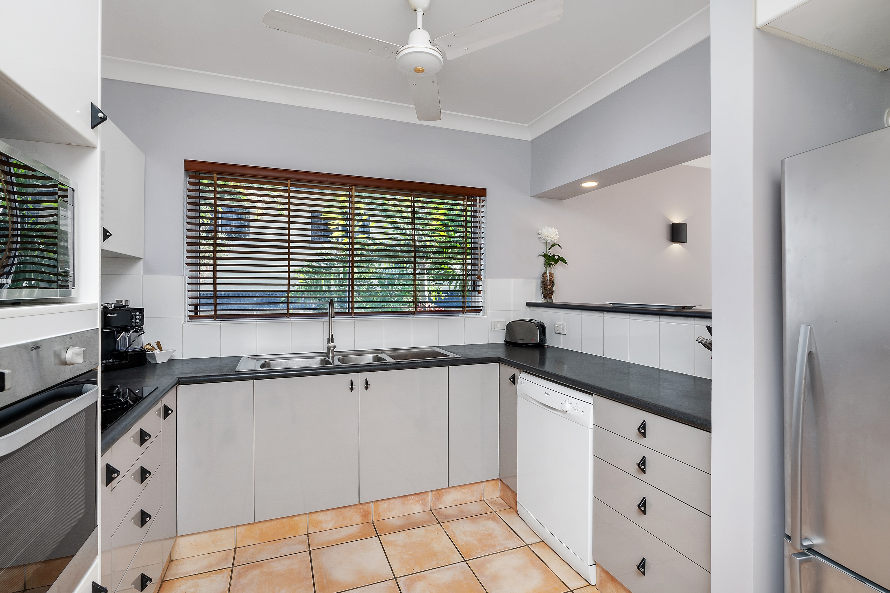 Ribbons Beachfront 2 Bedroom Apartment 4
