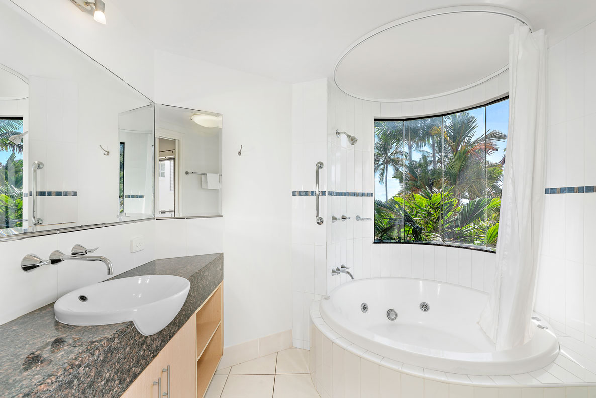 Meridien 3 Bedroom Beachfront Apartment 5 Trinity Beach
