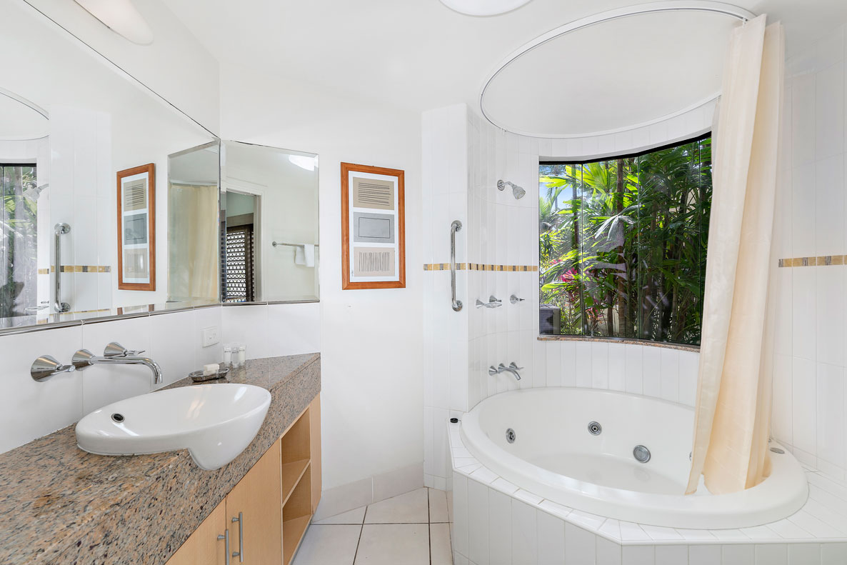 Meridien 3 Bedroom Beachfront Ground Floor Apartment 1 Trinity Beach