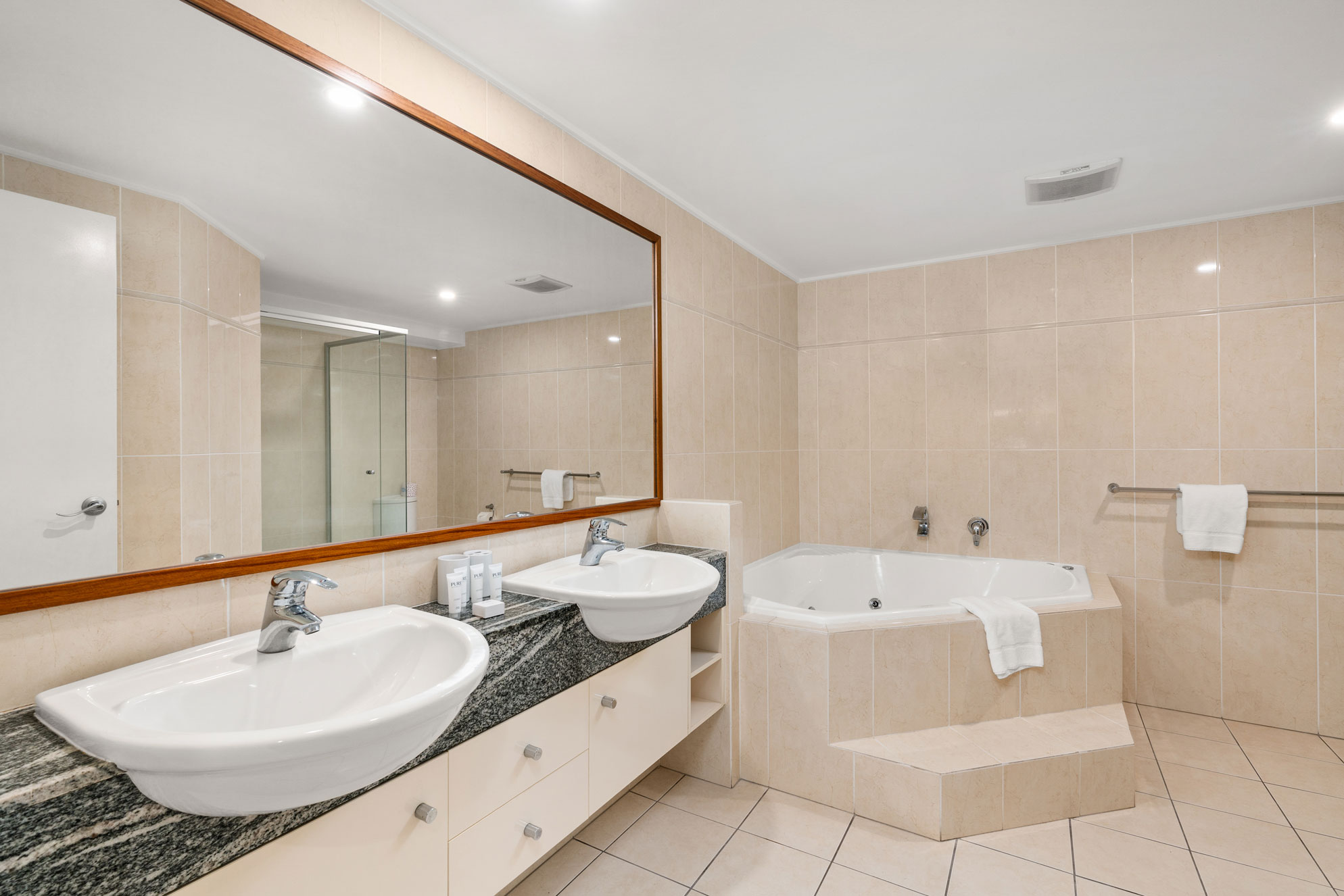 Arlington 3 Bedroom Beachfront #6 Clifton Beach