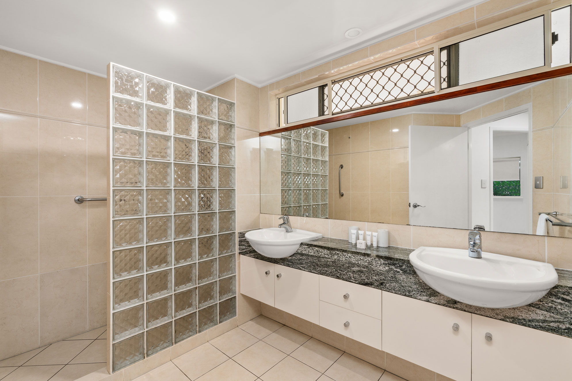 Arlington 3 Bedroom Beachfront #6 Clifton Beach