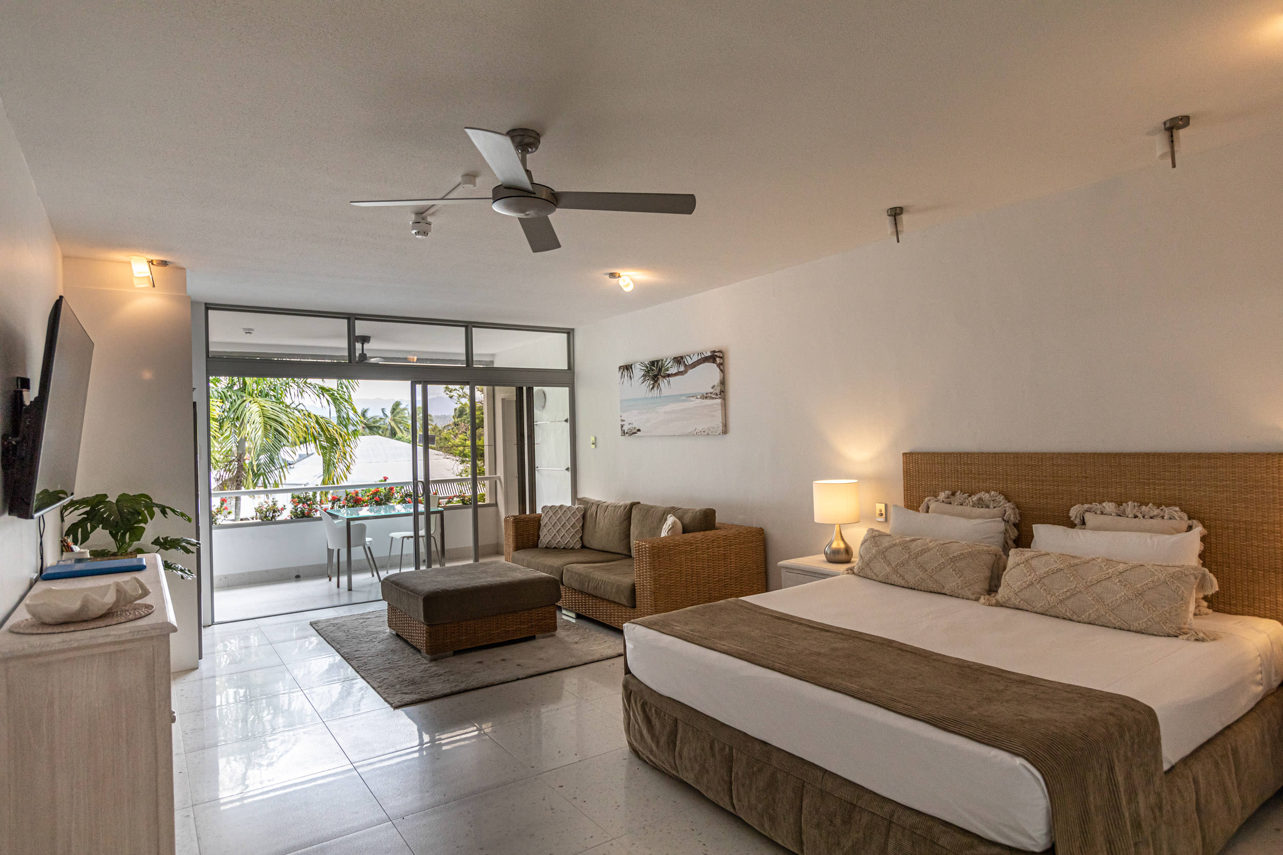 Club Studio Apartment with Macrossan St Views