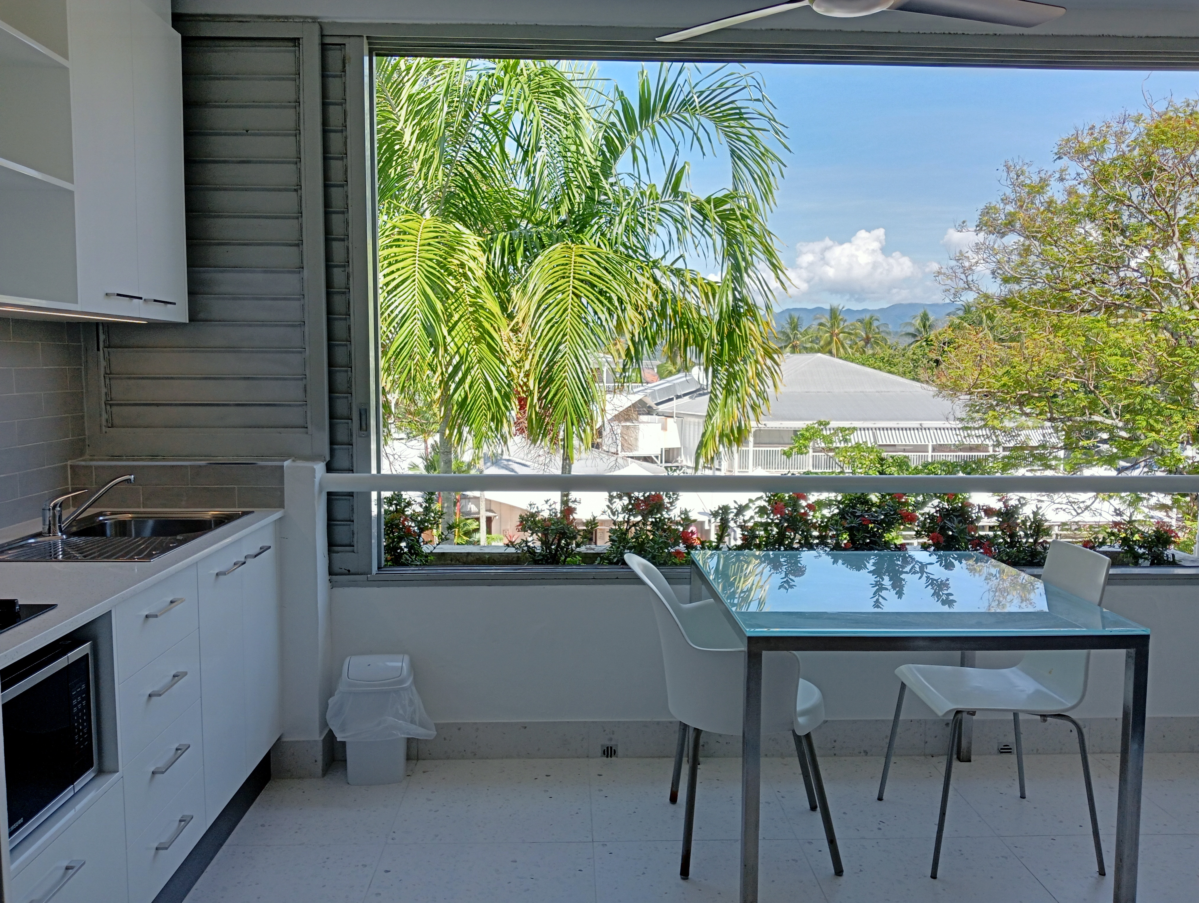 Club Studio Apartment with Macrossan St Views