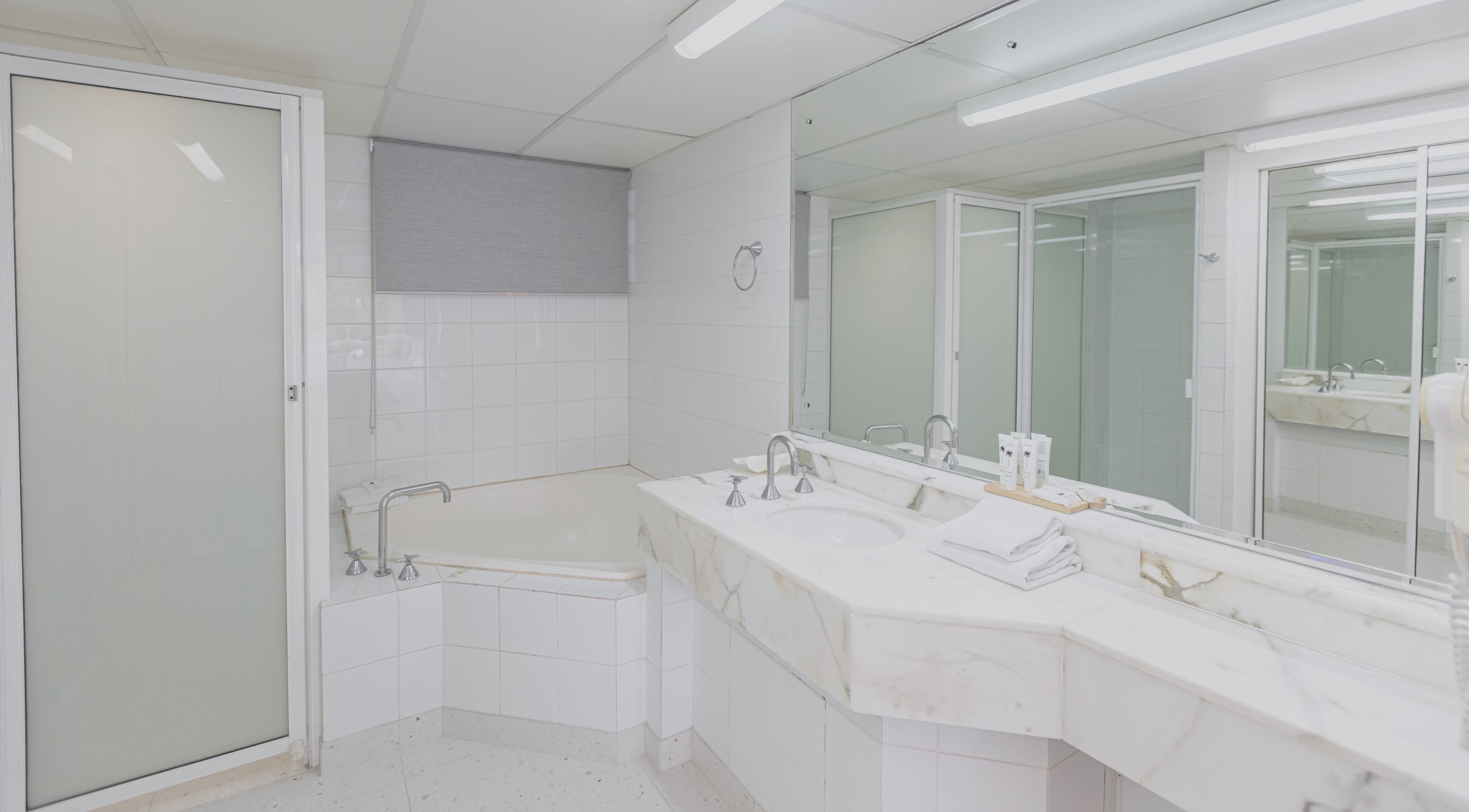 Club Studio Apartment with Macrossan St Views