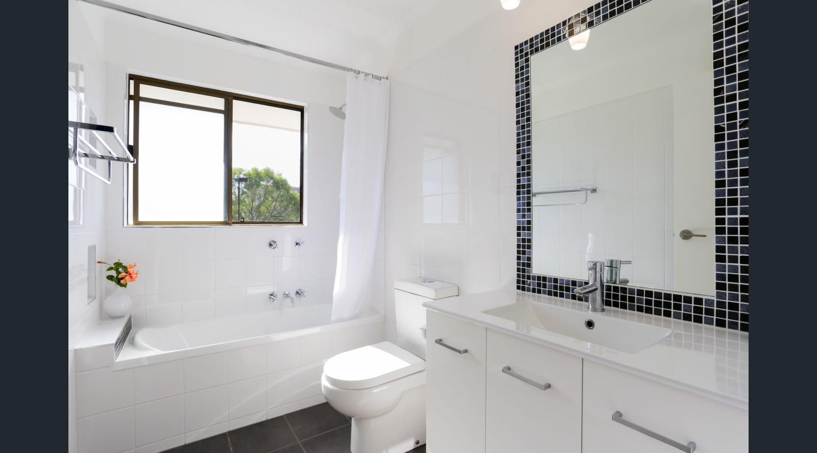 Unit 17 - Eclectic Style Central 2 Bedroom Town House
