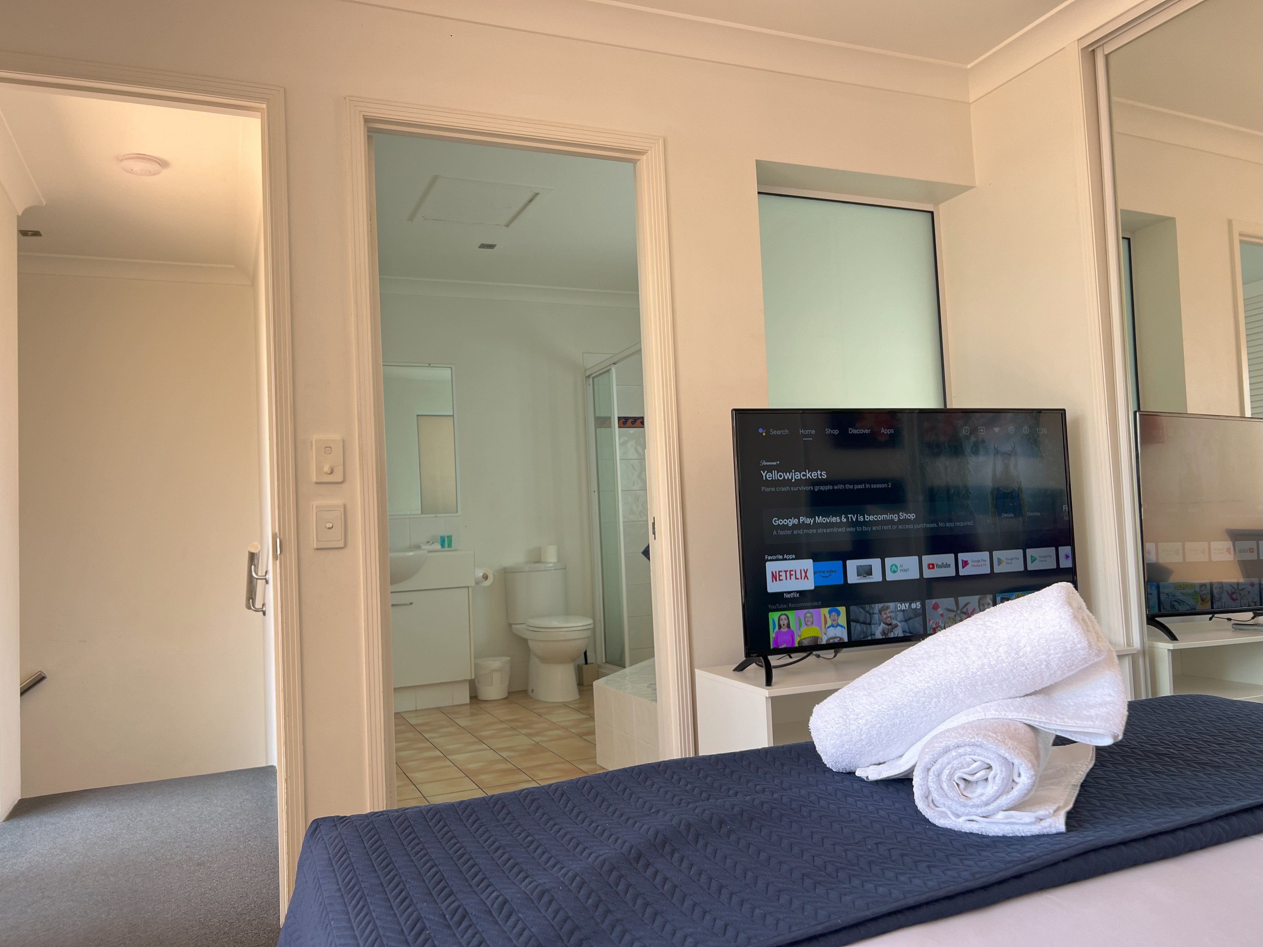 Montego - 2 Bdm Dlx Penthouse Apt with SPA & Bath - Split Level