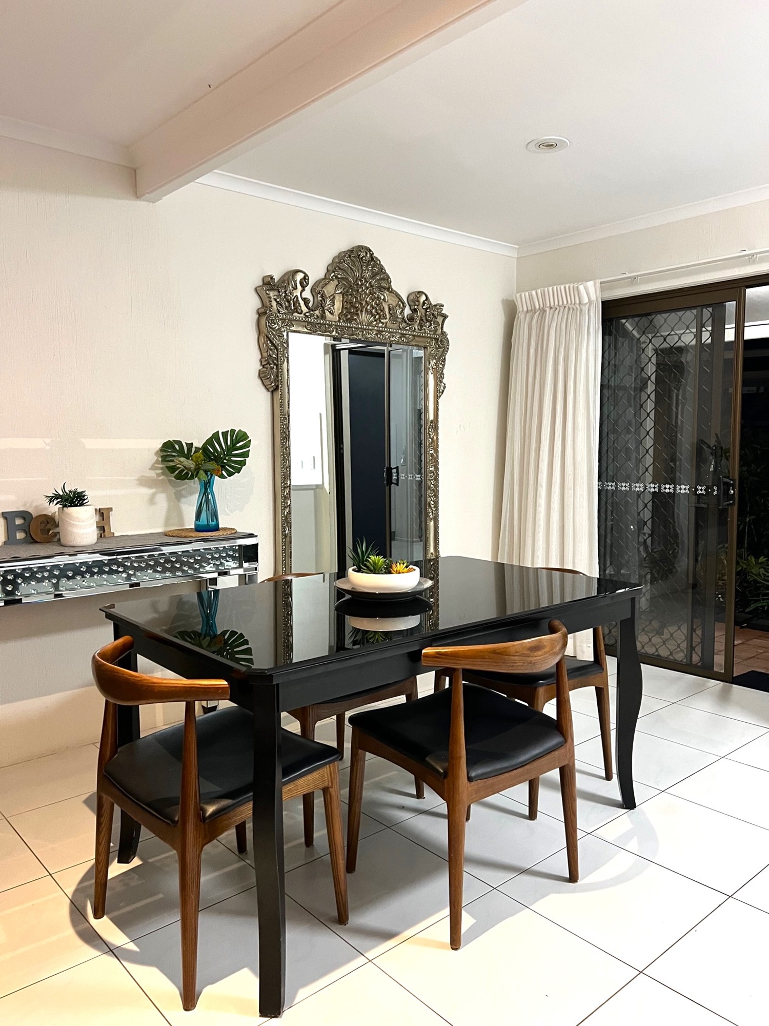 Unit 8 - Unique Noosa Parade Townhouse