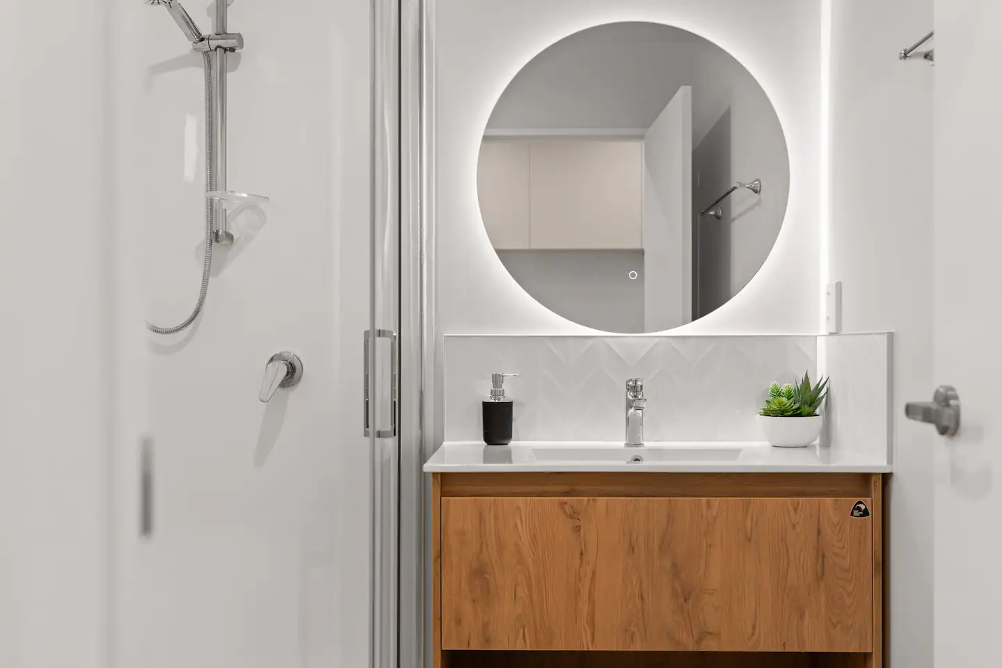 New stylish 1 bedroom premium studio/unit 2
