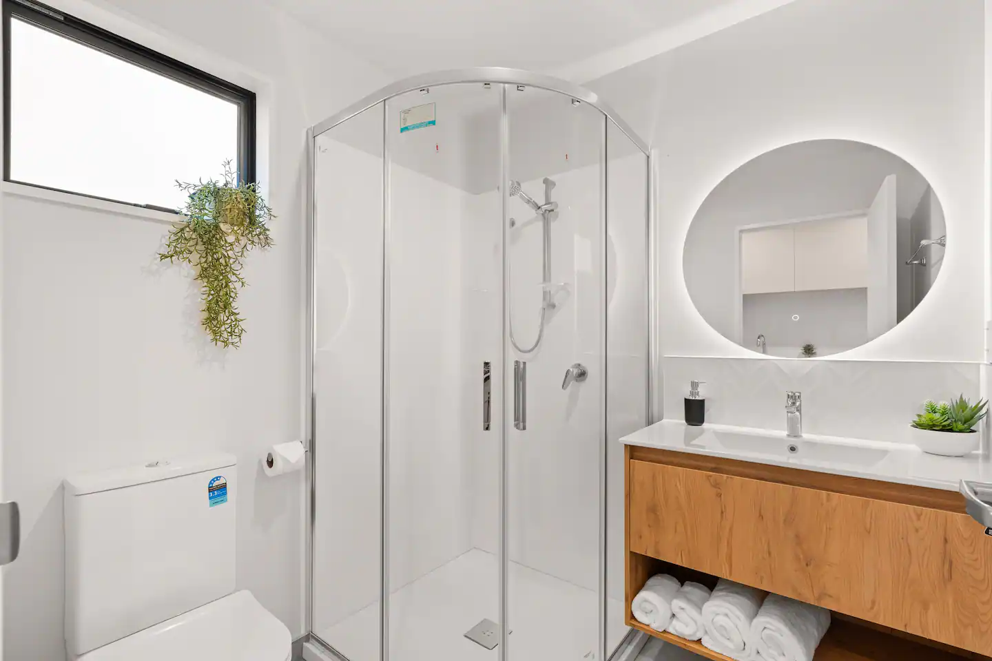 New stylish 1 bedroom premium studio/unit 2