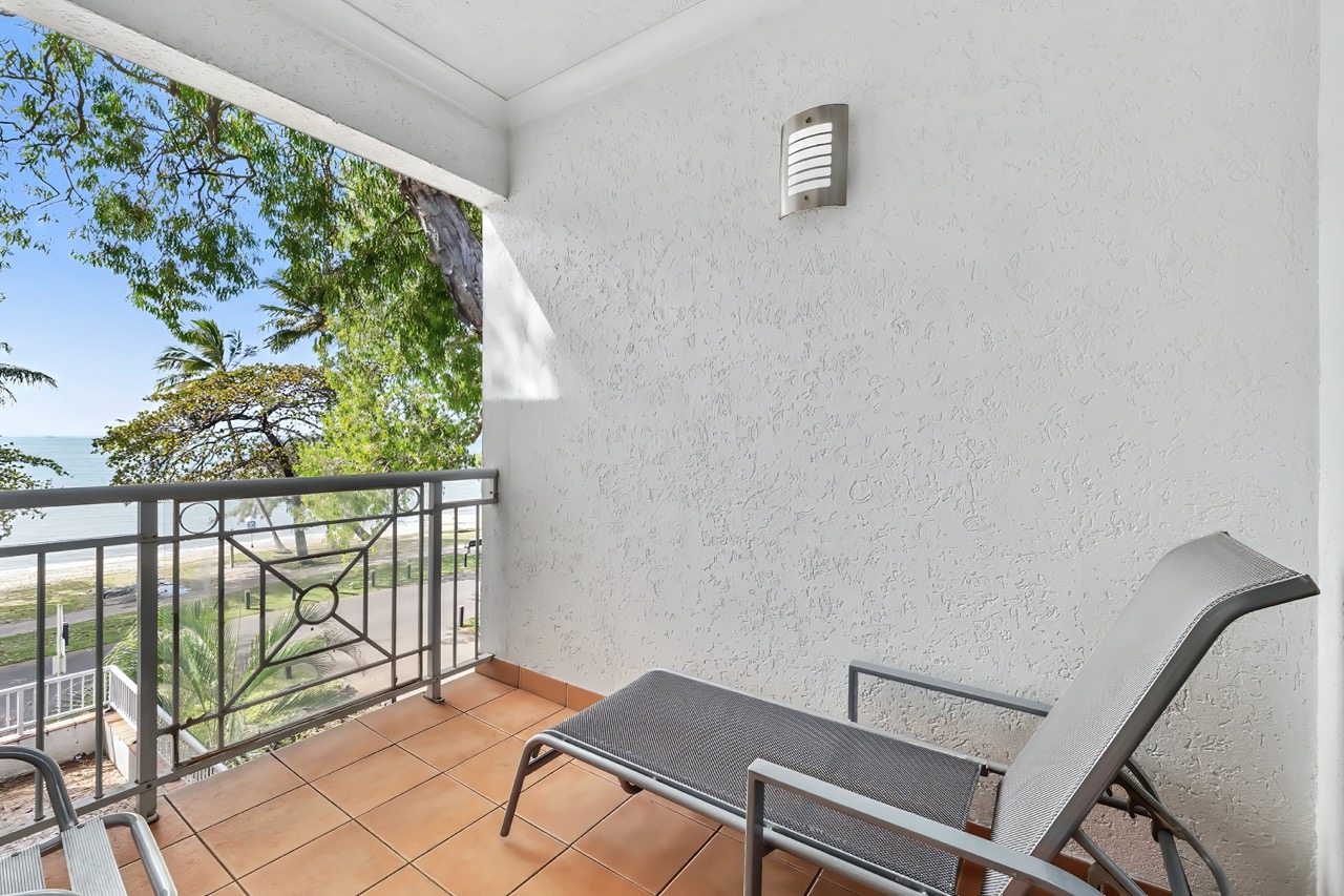 Alassio Absolute Beachfront 2 Bedroom 301
