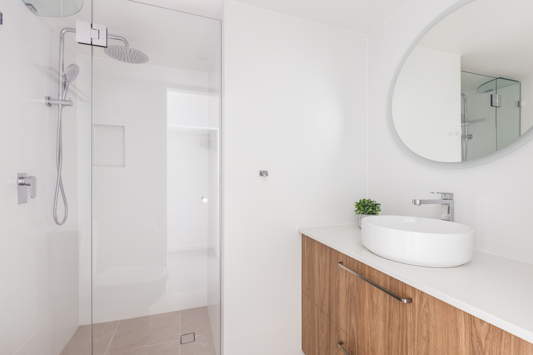 Apartment 16 Level 5 - 2 Bedroom Luxury Apartment Centre Unit