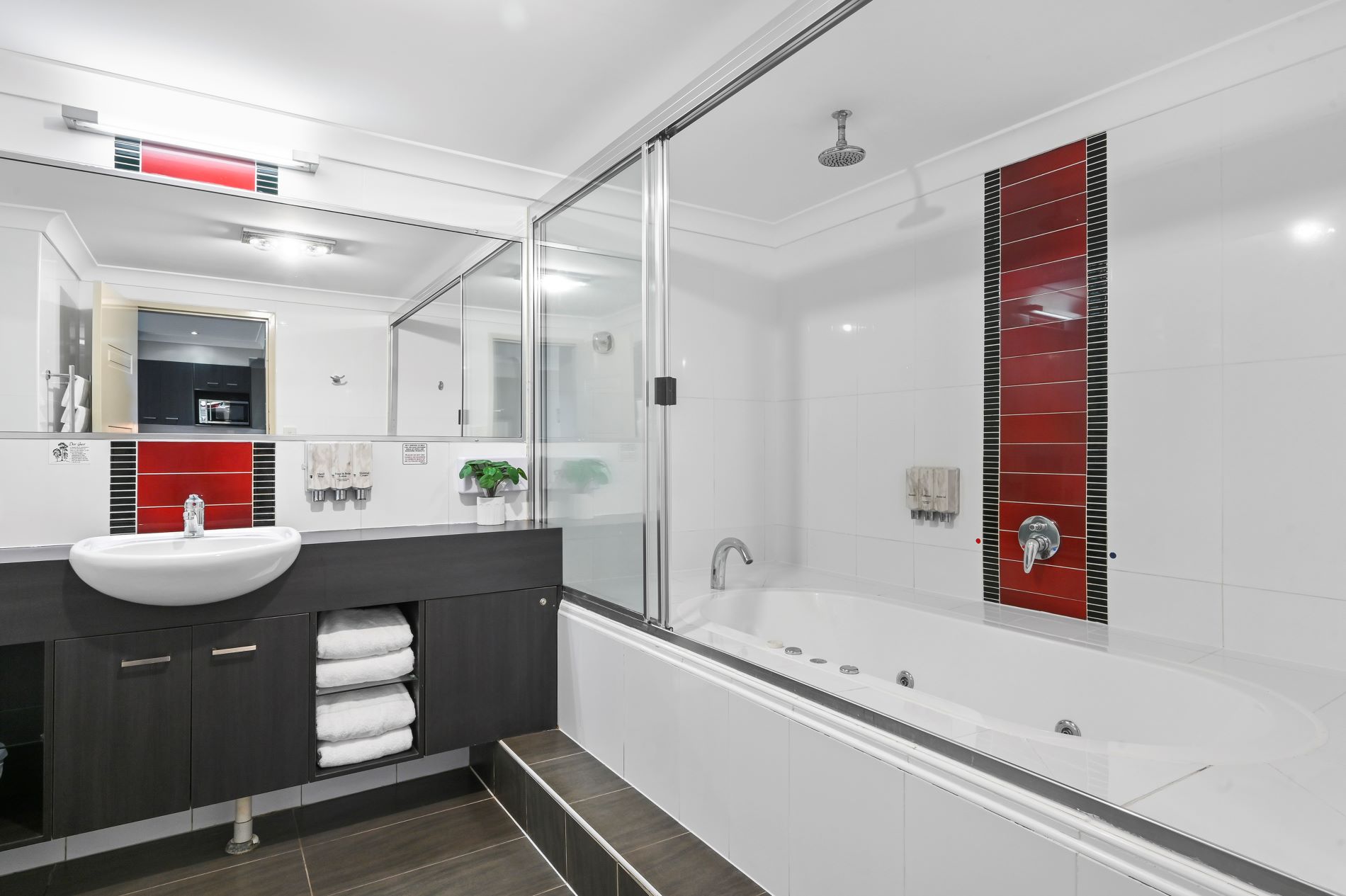 Deluxe 1 Bedroom Spa Apartment