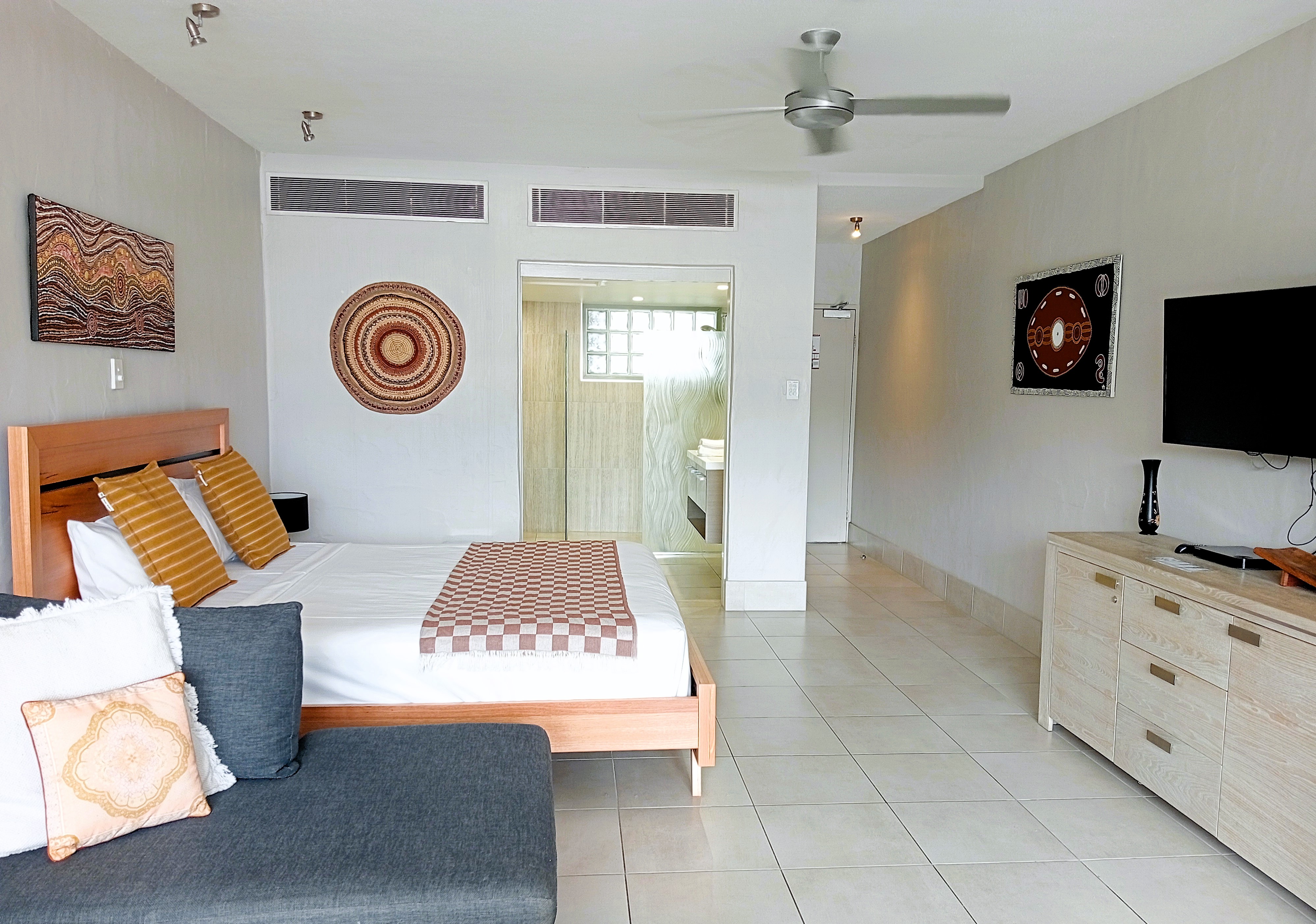 Club Studio Apartment with Macrossan St Views