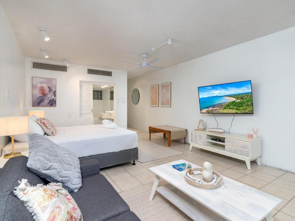 Club Studio Apartment with Macrossan St Views
