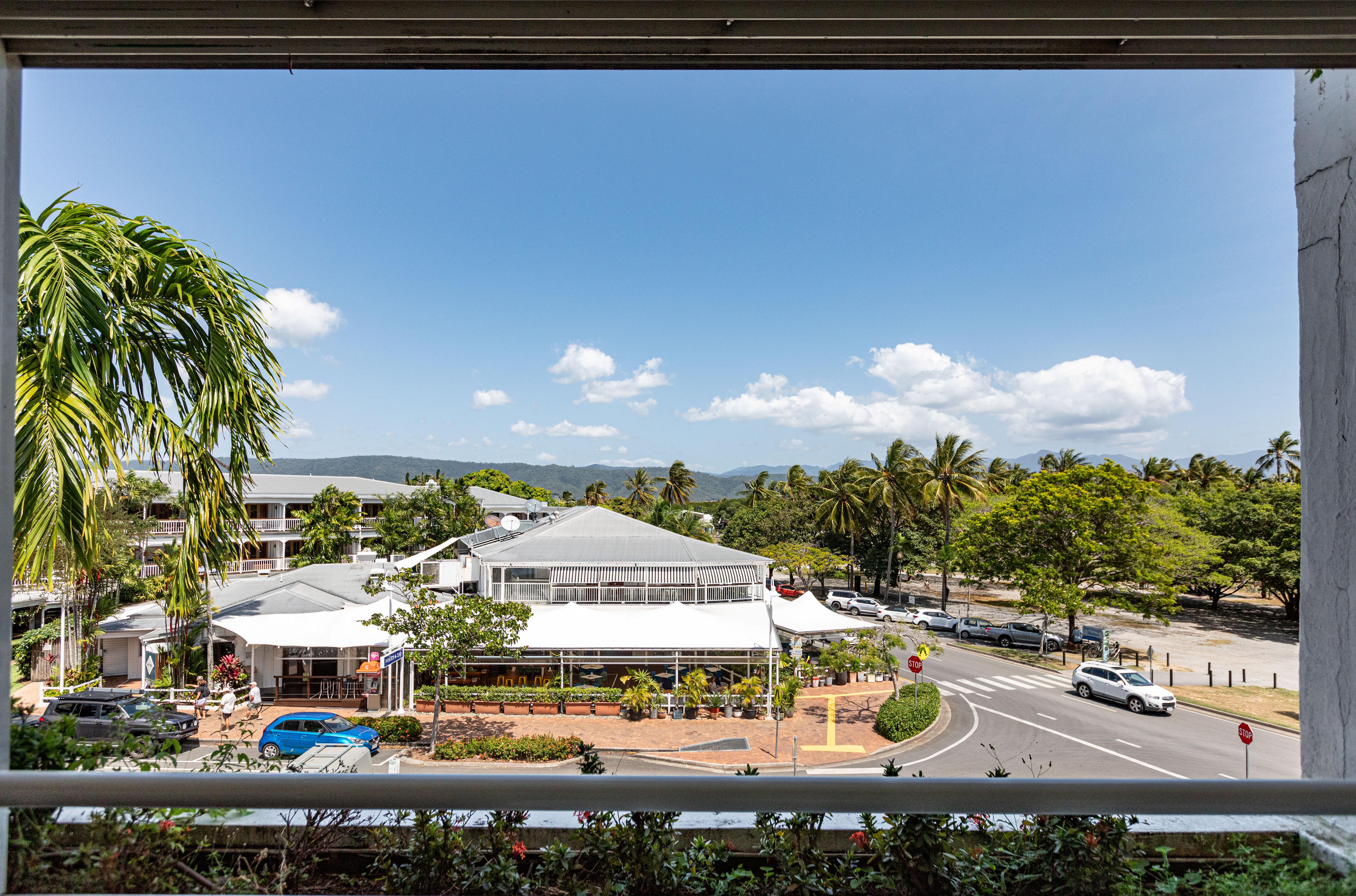 Club Studio Apartment with Macrossan St Views