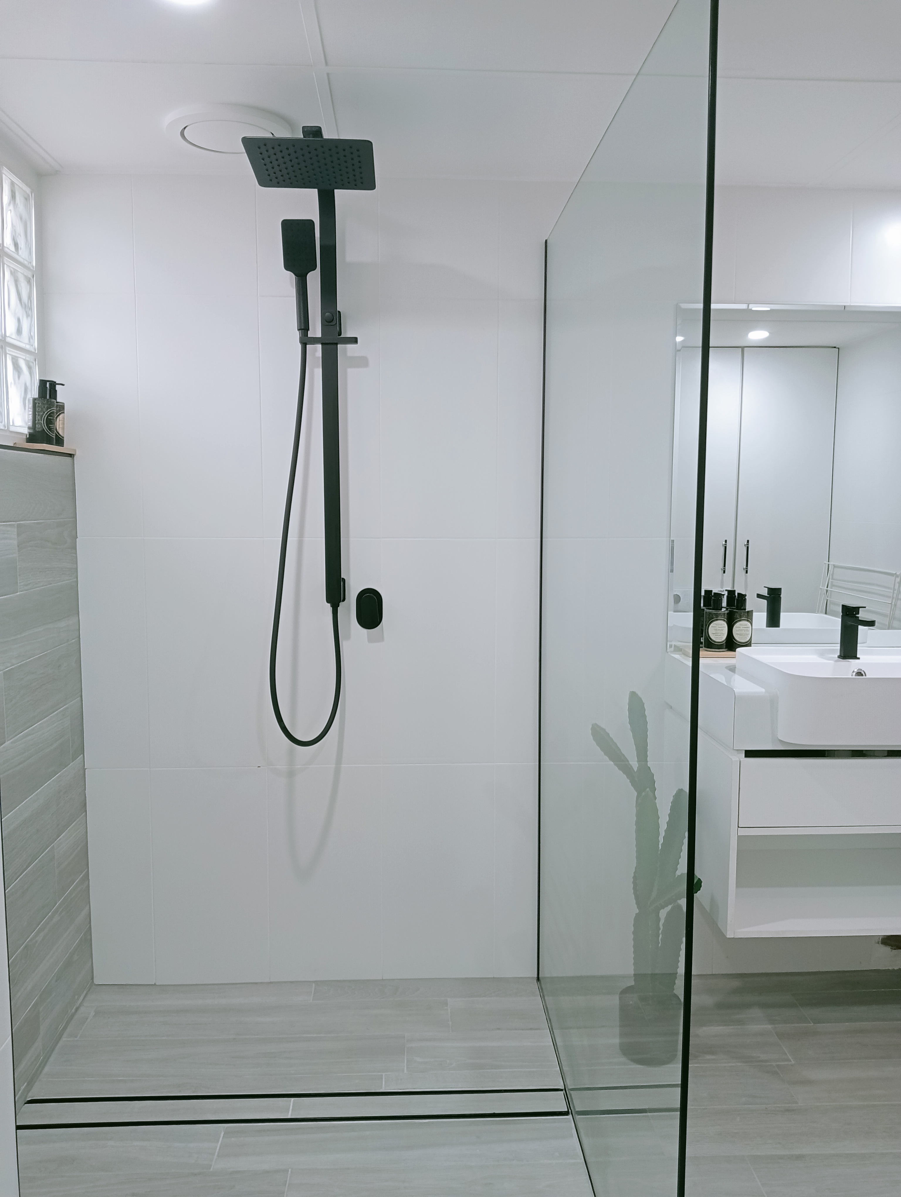 Club Studio Apartment with Macrossan St Views