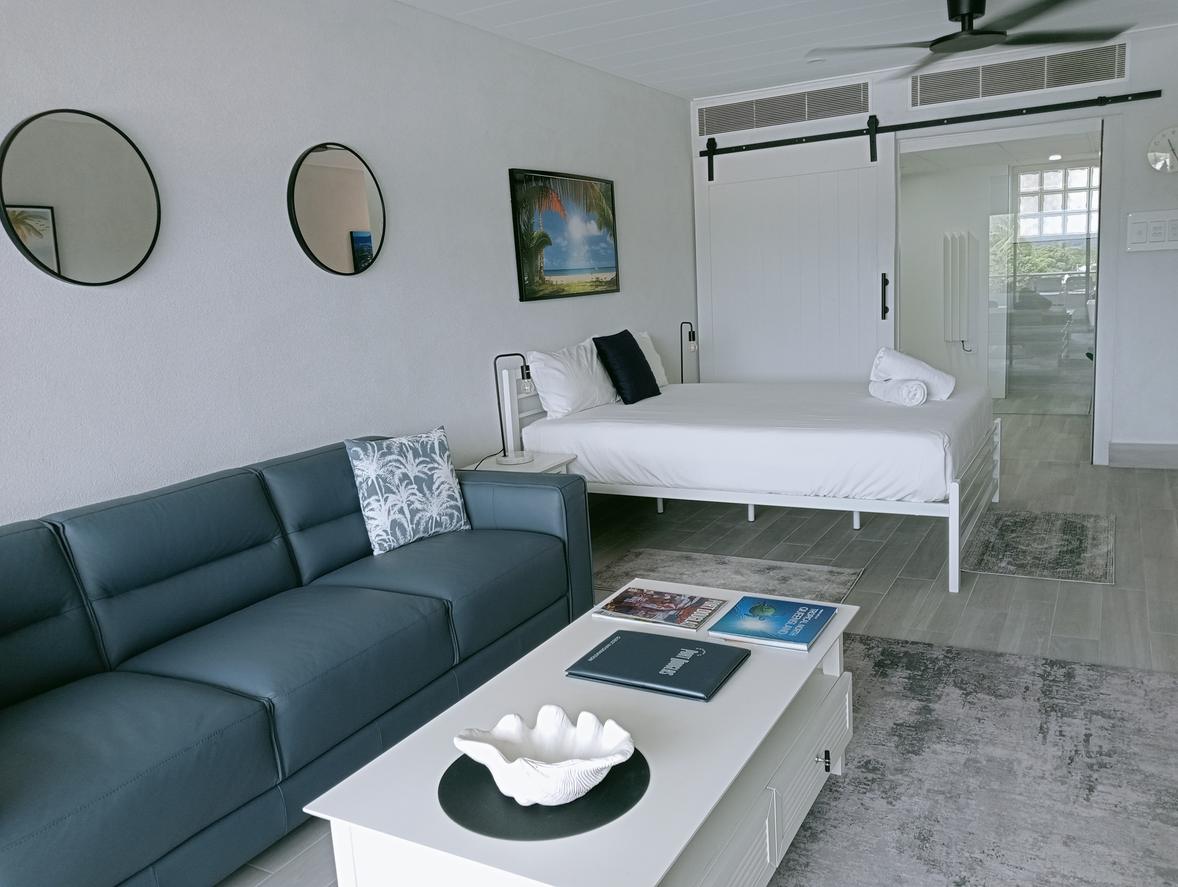 Club Studio Apartment with Macrossan St Views