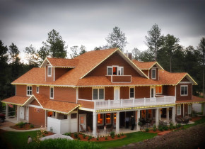 Exterior view of Summer Creek Inn & Spa.