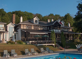 Exterior view of Sir Sam's Inn.