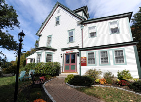 Exterior view of Oxen Yoke Inn.