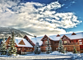 Exterior view of Glacier House Resort.