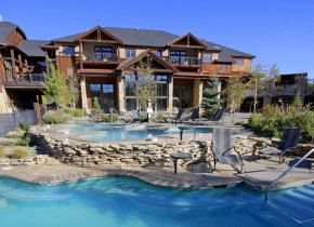 Outside view of Grand Timber Lodge pool and building.