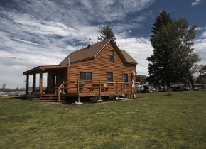 Exterior view of Cottonwood Meadow Lodge.