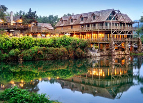 Exterior lodge view at Big Cedar Lodge.