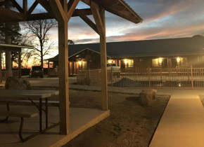 Exterior view of Hochatown Country Lodge.