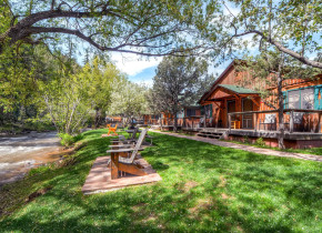 Exterior view of Colorado Bear Creek Cabins.
