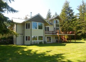 Exterior view of Blue Mountain Retreat.