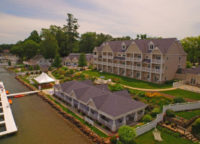 Exterior view of Bay Pointe Inn Lakefront Resort.