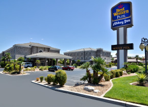 Exterior view of The Best Western Abbey Inn Hotel.