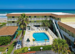 Outdoor pool at Tuckaway Shores Resort.
