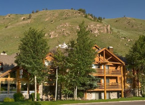 Resort view at Rusty Parrot Lodge.