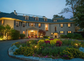 Exterior view of Balance Rock Inn.