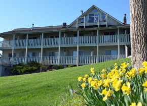 Exterior view of Country House Resort.