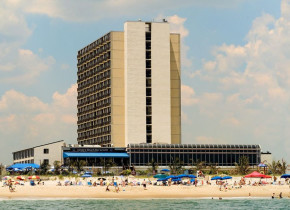 Exterior view of Clarion Resort Fontainebleau.