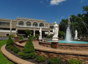 Exterior view of Villa Roma Resort.