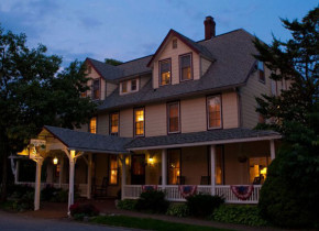 Exterior view of Eagles Mere Inn.