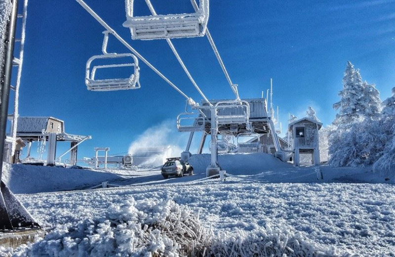 Ski lift at Pinnacle Inn Resort.