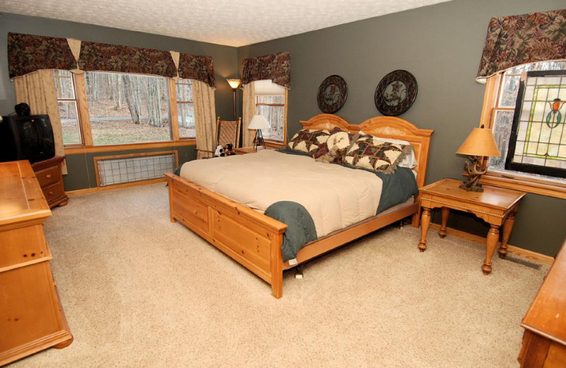 Vacation rental bedroom at Old Timberline Community.