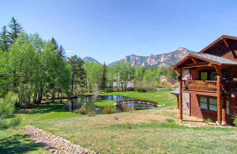 Exterior view of Black Canyon Inn.