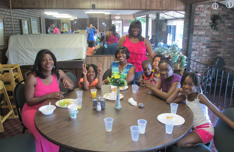 Family dining at Travelodge Lake George.