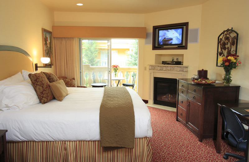 Guest room at Dry Creek Inn Hotel.