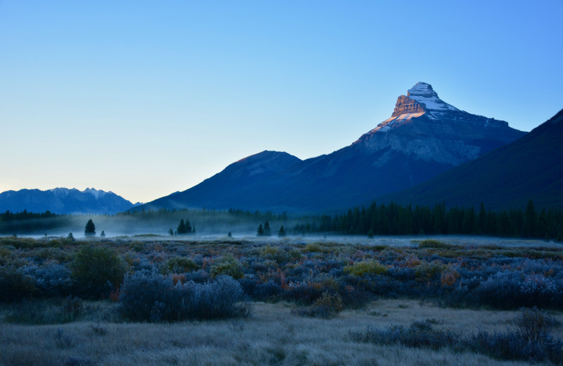 Mountains at Johnston Canyon Lodge & Bungalows.