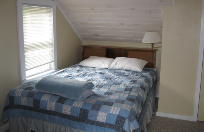 Cabin bedroom at Glen Craft Marina and Resort.