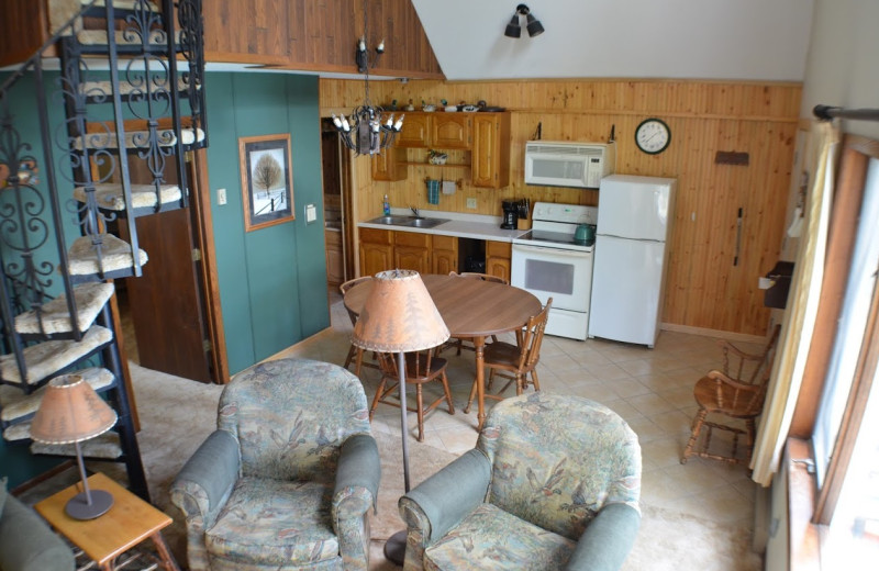 Guest living room at Curriers Lakeview Lodge.