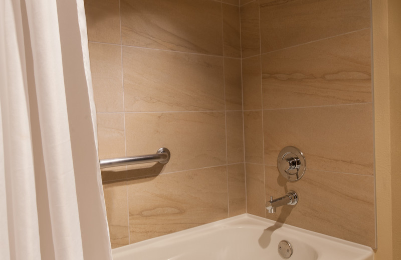 Guest bath tub at Grand Summit.